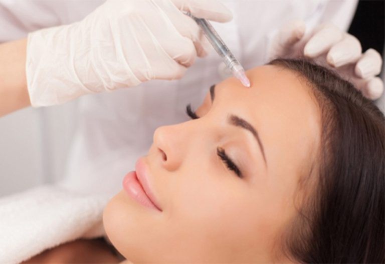 بهترین سن برای شروع بوتاکس پیشگیرانه چرا و چه زمانی باید به بوتاکس پیشگیرانه فکر کنیم؟ نشانههای اولیه چین و چروک