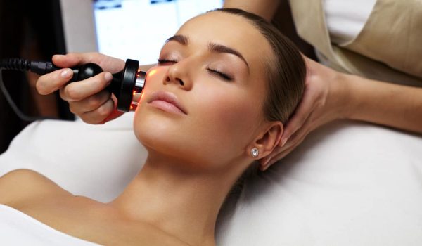 چطور بهترین کلینیک لیزر مونولیت را انتخاب کنیم؟ چک‌لیست 10 نکته‌ای