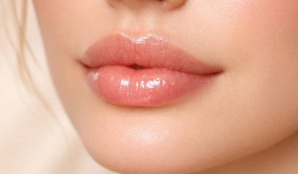 تزریق ژل لب از چه سنی مناسب است؟ راهنمای کامل سن مجاز و بهترین زمان شروع