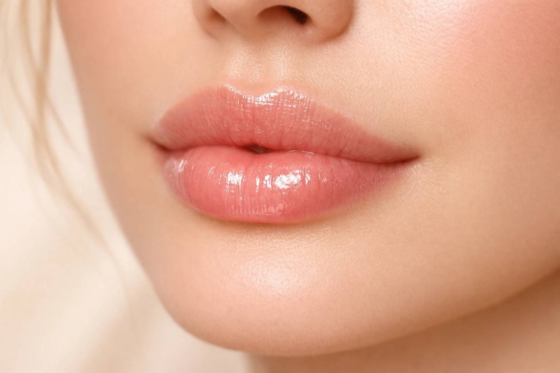 تزریق ژل لب از چه سنی مناسب است؟ راهنمای کامل سن مجاز و بهترین زمان شروع
